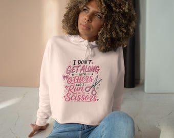 Sudadera corta con capucha "No me llevo bien con los demás y corro con tijeras" / Gráfico de tijeras de peluquería