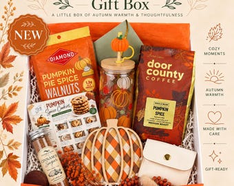 Puede incluir: Una caja de regalo Hello Fall que contiene una bolsa de nueces con especias de calabaza Diamond, un vaso de cristal con tapa de calabaza y pajita, café con especias de calabaza Door County, una tarjeta de receta, azúcar con canela, un posavasos de calabaza y un estuche.