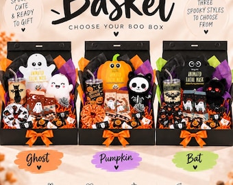 Puede incluir: Tres cajas de regalo negras etiquetadas como Boo Basket, cada una con un vaso, mascarilla facial, peluche, calcetines y coletero. Los sets tienen temática de Fantasma, Calabaza y Murciélago con artículos de Halloween y patrones festivos.