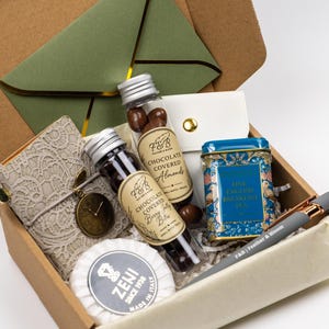 Caja de regalo de té para ella, paquete acogedor de té y dulces, cesta de regalo relajante, regalo de cumpleaños para mamá, hermana, mejor amiga, regalo para demostrarle tu cariño Tea & Treats
