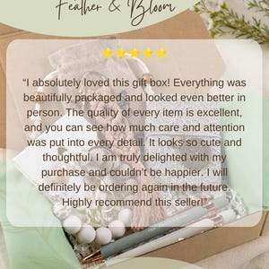 Puede incluir: Una caja de regalo de Feather & Bloom que contiene una bolsa beige con cord&oacute;n, un llavero de macram&eacute;, un cuaderno cubierto de encaje blanco y dos bol&iacute;grafos con cuerpos gris y blanco. La caja incluye una rese&ntilde;a de cinco estrellas y la URL www.featherandbloom.shop.