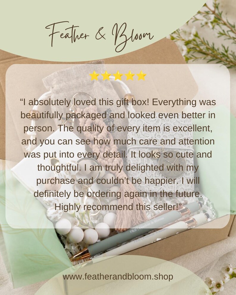 Puede incluir: Una caja de regalo de Feather & Bloom que contiene una bolsa beige con cord&oacute;n, un llavero de macram&eacute;, un cuaderno cubierto de encaje blanco y dos bol&iacute;grafos con cuerpos gris y blanco. La caja incluye una rese&ntilde;a de cinco estrellas y la URL www.featherandbloom.shop.