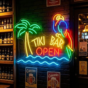 Op de afbeelding: Een neonbord op een donkere bakstenen muur met een groene palmboom, een veelkleurige papegaai en blauwe golven. Het bord toont de tekst TIKI BAR in het geel en OPEN in het rood. Links staan houten planken met diverse glazen flessen.