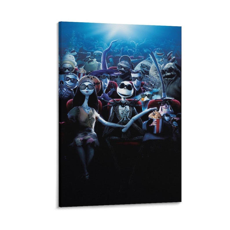 Puede incluir: Impresi&oacute;n en lienzo que presenta una escena de "Pesadilla antes de Navidad". Jack Skellington y Sally est&aacute;n sentados en un cine, rodeados de otros personajes de la pel&iacute;cula. La obra de arte tiene una paleta de colores oscuros y azulados.