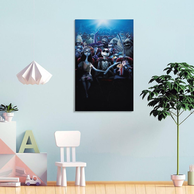 Puede incluir: Un lienzo enmarcado con personajes de Pesadilla antes de Navidad en un cine. La obra de arte representa a Jack Skellington y Sally, junto con otros personajes, viendo una pel&iacute;cula. La paleta de colores incluye azules, negros y rojos.