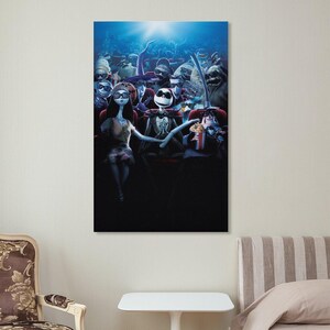 Puede incluir: Impresi&oacute;n enmarcada de una escena de la pel&iacute;cula "Pesadilla antes de Navidad". Jack Skellington y Sally est&aacute;n en un cine, rodeados de otros personajes. Se toman de la mano y comen palomitas de ma&iacute;z.