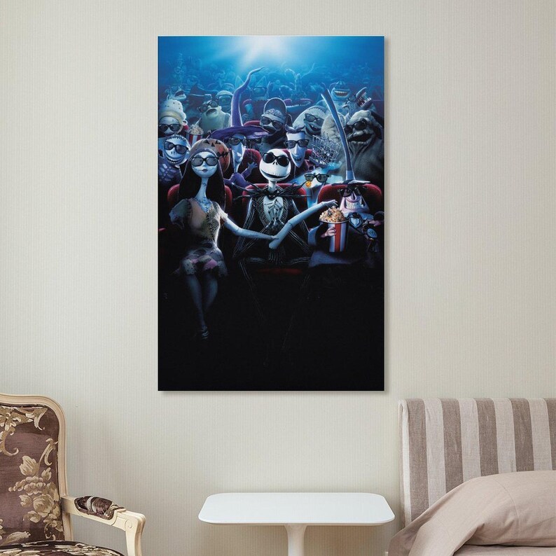 Puede incluir: Impresi&oacute;n enmarcada de una escena de la pel&iacute;cula "Pesadilla antes de Navidad". Jack Skellington y Sally est&aacute;n en un cine, rodeados de otros personajes. Se toman de la mano y comen palomitas de ma&iacute;z.