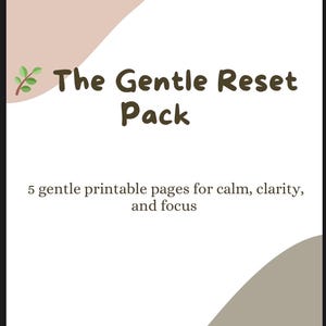 Peut inclure: Une couverture de produit numérique avec le texte "The Gentle Reset Pack". Elle présente une palette de couleurs douces avec des formes beiges et grises. Le texte décrit 5 pages imprimables pour le calme, la clarté et la concentration. Inclut "Téléchargement instantané, Minimal, PDF imprimable."