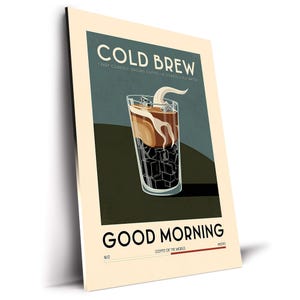 Puede incluir: Una taza de cerámica blanca con asa negra y el texto "But First, Coffee" en negrita negra. La taza se encuentra sobre un fondo neutro, resaltando su diseño sencillo.