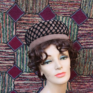 VIntage Tan Pillbox Hat afbeelding 1