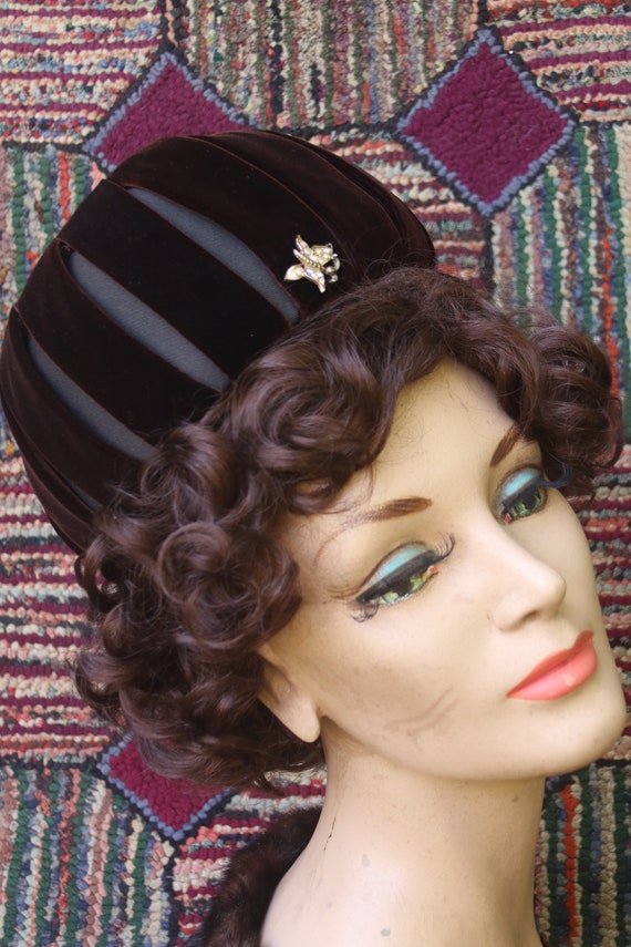 Vintage Brown Velvet Round Pillbox Hat Gem