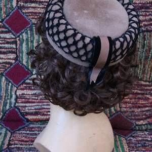 VIntage Tan Pillbox Hat afbeelding 3