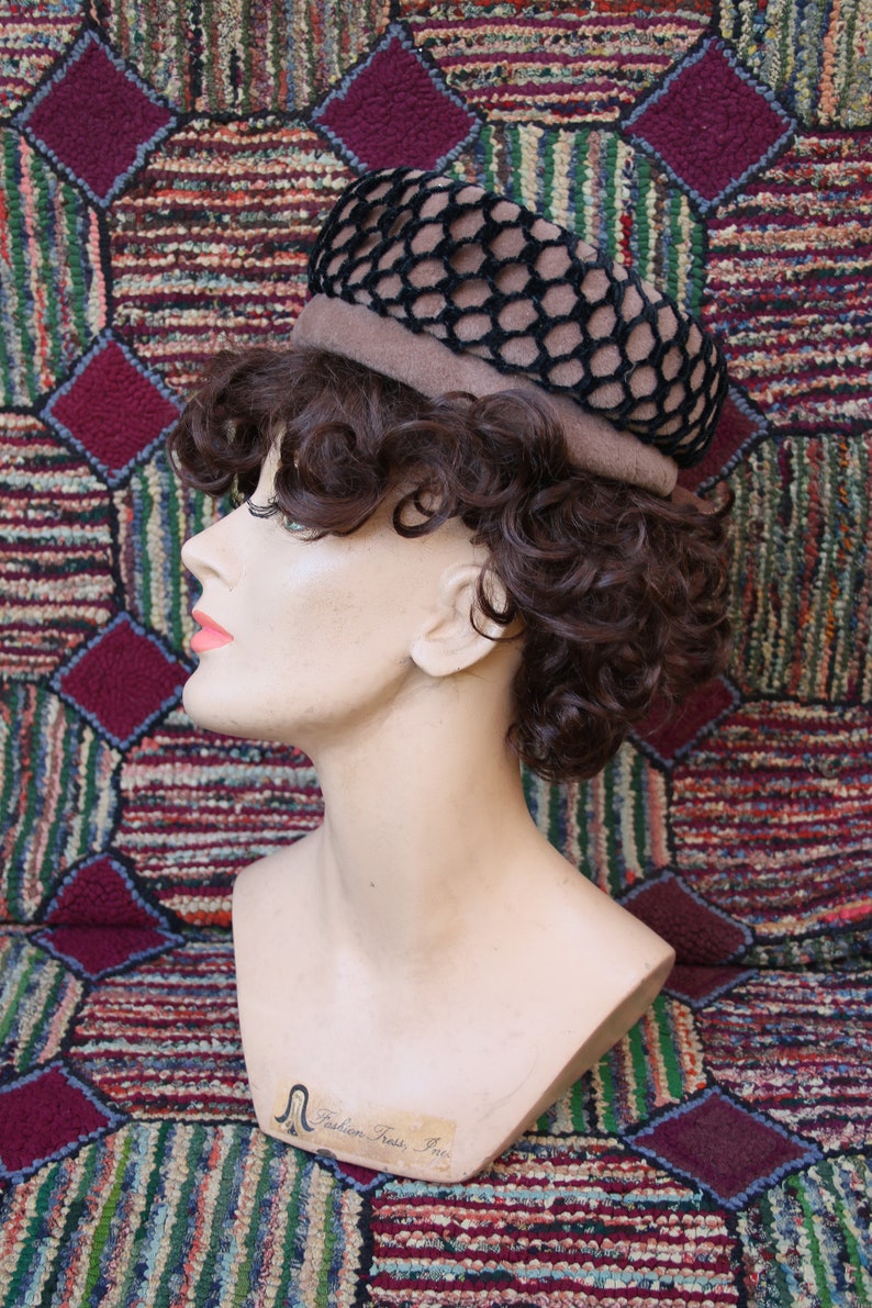 VIntage Tan Pillbox Hat afbeelding 2