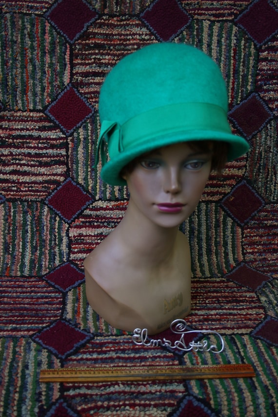 Vintage Kelly Green Felt Cloche Hat