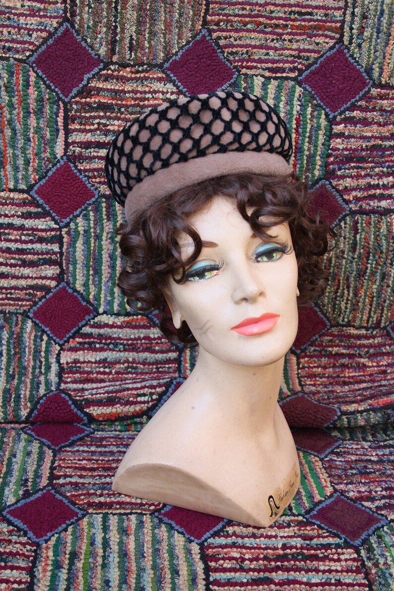 VIntage Tan Pillbox Hat afbeelding 1