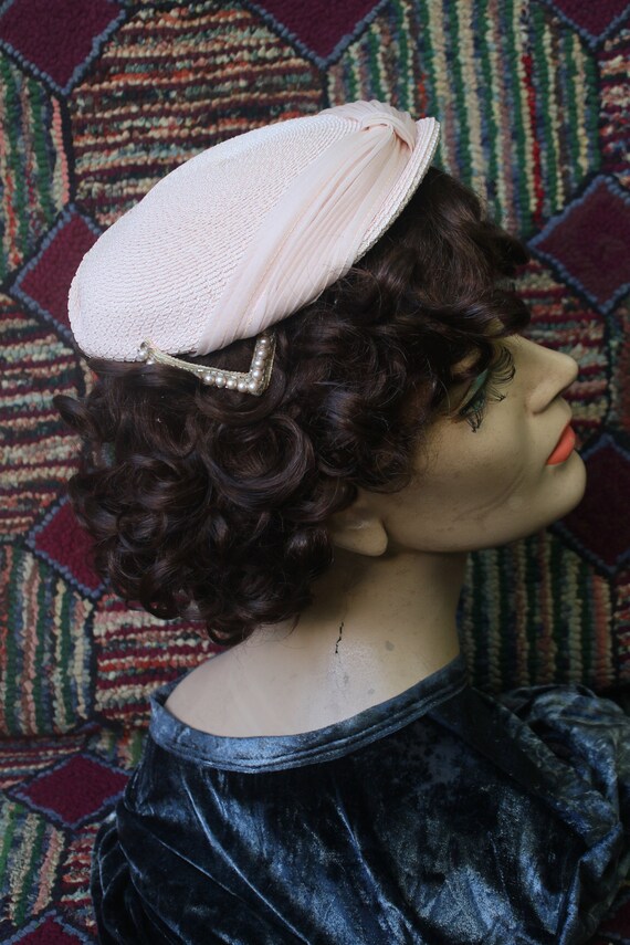 Vintage Pale Pink Plastic Straw Clamp Cap with Pea