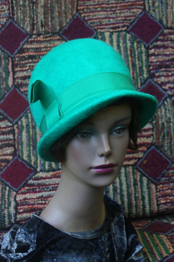 Vintage Green Felt Cloche Hat - image 1