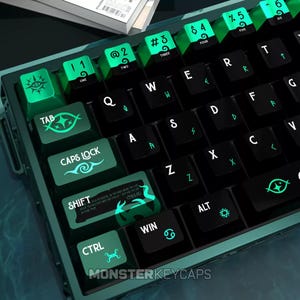 Könnte beinhalten: Eine mechanische Tastatur mit schwarzen Tastenkappen, türkisfarbenen Akzenten und individuellen Symbolen. Die Tasten zeigen weiße Buchstaben, Zahlen und einzigartige Symbole, darunter ein Auge auf der Esc-Taste und der Schriftzug CTHULHU auf der Umschalttaste.