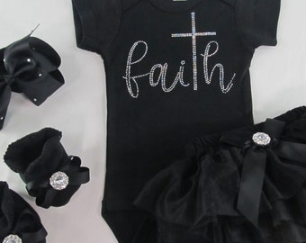 Roupa para Bebê Menina, Conjunto Faith para Bebê Menina: Presente para Bebê Menina, Presente para Chá de Bebê, Roupa para Recém-Nascida, Conjunto de Presente para Bebê, Faixa de Cabelo para Bebê