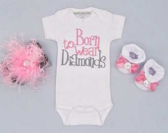 Kläder till babyflicka, outfit för nyfödda: Born to Wear Diamonds, present till babyflicka, babyshowerpresent, kläder till babyflicka, presentset till babyn