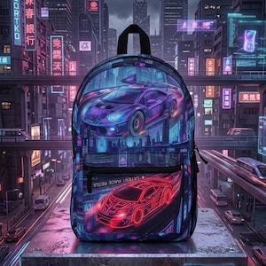 Puede incluir: Mochila negra con un diseño de ciudad futurista y gráficos de coches de neón. Tiene un asa superior, un bolsillo frontal con cremallera y correas ajustables. El diseño incluye el texto "LATEST RACE RESULT".