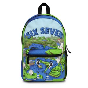 Puede incluir: Una mochila azul y verde con las palabras "SIX SEVEN" sobre un paisaje de dibujos animados. La mochila tiene un asa negra y una cremallera negra. El diseño incluye números de dibujos animados con brazos y piernas.