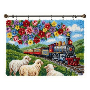 Puede incluir: Un colorido tapiz hecho a mano con un tren con una columna de humo floral, tres ovejas y un paisaje. El tren es rojo, azul y negro, con un frente rojo. El humo floral es una mezcla de flores rojas, amarillas, moradas y azules. Las ovejas son blancas y beige.