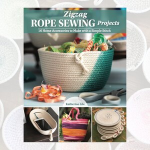 Pode incluir: Uma capa de livro com o título "Zigzag Rope Sewing Projects: 16 Home Accessories to Make with a Simple Stitch" de Katherine Lile. A capa apresenta uma variedade de artigos de decoração para casa feitos com corda, incluindo uma cesta de corda azul esverdeada e branca, um suporte para telefone, uma bolsa e  tapetes.