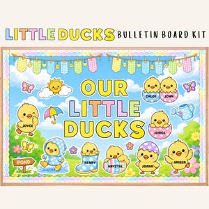 Könnte beinhalten: Ein Pinnwand-Set mit dem Titel Little Ducks, das einen blauen Himmel mit Wolken, Sonne, Schmetterlingen und Blumen zeigt. Der Text lautet Our Little Ducks, begleitet von verschiedenen Küken-Illustrationen, teils in Eierschalen oder Regenkleidung, beschriftet mit Namen wie Joyce, Henry und Amber.