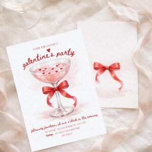 Peut inclure: Invitation aquarelle pour une fête de Galentine. Elle présente un cocktail rose avec des glaçons en forme de cœur et un nœud rouge. Le texte indique "Come join us for a Galentine's party" et les détails de l'événement.