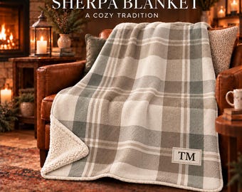 Manta Sherpa personalizada a cuadros color salvia, manta color crema y topo con iniciales personalizadas, acogedor regalo de inauguración de casa.