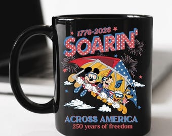 Taza "Soarin' across America" de Disney para celebrar el 250 aniversario de Estados Unidos, taza del Día de la Independencia de Disneyland, taza de Mickey y sus amigos del centro Epcot de Walt Disney World.