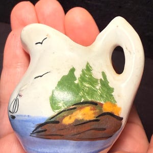 Puede incluir: Un letrero de madera rústico con el texto "Welcome to our home" en un estilo manuscrito. El letrero presenta un acabado envejecido y un diseño simple y acogedor, ideal para un porche o entrada.