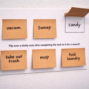 Puede incluir: Un cuadro de tareas con seis notas adhesivas. Las tareas incluyen "aspirar", "barrer", "sacar la basura", "fregar" y "doblar la ropa". Una nota está volteada, revelando "caramelos". El texto dice: "¡Voltea una nota adhesiva después de completar la tarea para obtener una recompensa!"