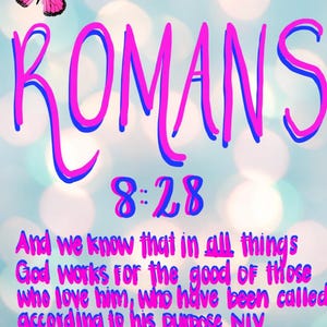 Könnte beinhalten: Digitales Kunstbild mit hellblauem Hintergrund und Bokeh-Effekt. Das Wort "ROMANS" ist in großen, leuchtend pinkfarbenen Buchstaben mit blauem Umriss geschrieben. Darunter wird "8:28" angezeigt. Ein rosa Schmetterling befindet sich in der oberen linken Ecke.