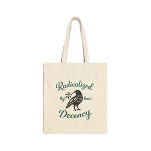 Bolso tote Radicalized by Basic Decency Crow, accesorio llamativo de lona