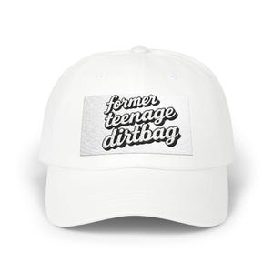 Può includere: Cappellino da baseball bianco con la scritta "former teenage dirtbag" in un font nero retrò. Il testo è su una toppa rettangolare sul davanti. Il cappellino ha una visiera curva e un bottone sulla parte superiore.
