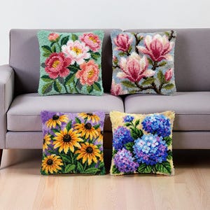 Könnte beinhalten: Eine weiße Keramik-Tasse mit schwarzem Henkel und dem Text "But First, Coffee" in fetter, schwarzer Schrift. Die Tasse steht vor einem verschwommenen Hintergrund, der eine gemütliche Umgebung suggeriert.