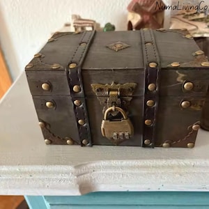 Vintage Wooden Treasure Chest with Lock – Antique Style Keepsake Box, Decorative Storage Trunk, Jewelry & Memory Box