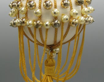 Adorno navideño vintage con chincheta, cuentas blancas y doradas, lentejuelas, satén y borla de perlas.