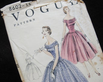 Vintage des années 50 VOGUE 8602 formelle hors de l'épaule robe de soirée patron de couture taille 12