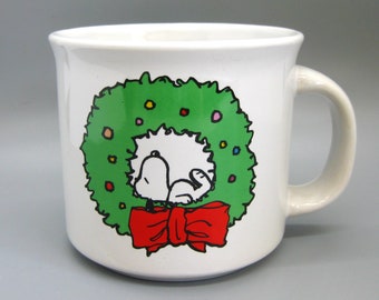 Kubek ceramiczny do kawy z gorącą czekoladą i motywem Snoopy'ego Peanuts w świątecznym wieńcu