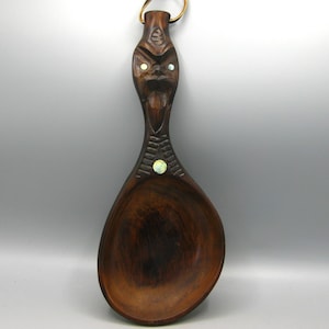 Ciotola souvenir vintage neozelandese intagliata Maori con manico Patu
