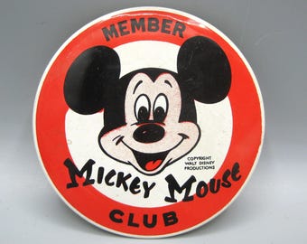 Pin de hojalata litografiada de 8,5 cm (3 3/8") de Walt Disney Productions, miembro del Club de Mickey Mouse.