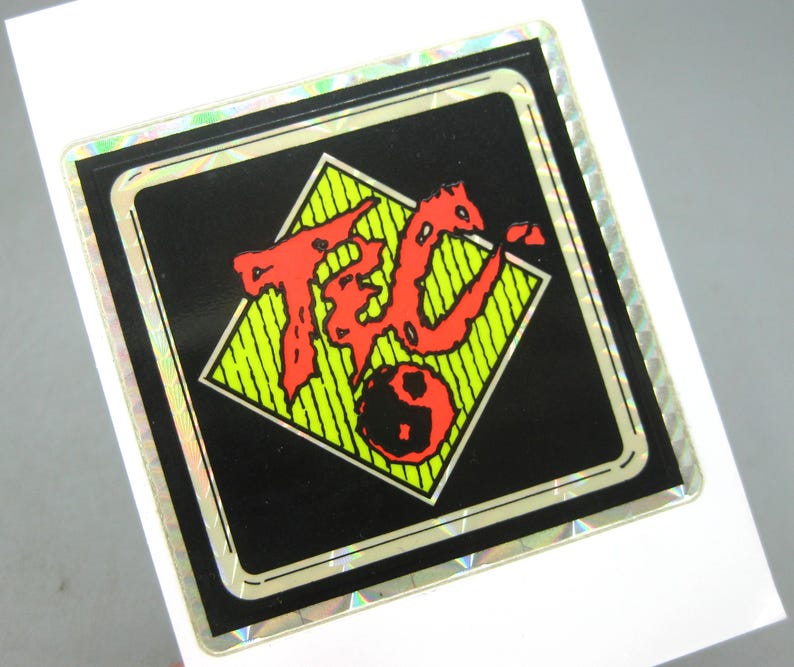 Puede incluir: Una taza de cer&aacute;mica blanca con un asa negra y el texto "But First, Coffee" en negro, con una fuente de estilo manuscrito. La taza est&aacute; sobre una superficie blanca.