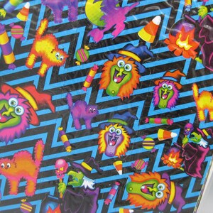 Puede incluir: Una hoja de pegatinas con tem&aacute;tica de Halloween con un patr&oacute;n de zigzag negro y azul. Las pegatinas presentan brujas de dibujos animados, gatos, caramelos de ma&iacute;z y otros elementos festivos en colores vibrantes.