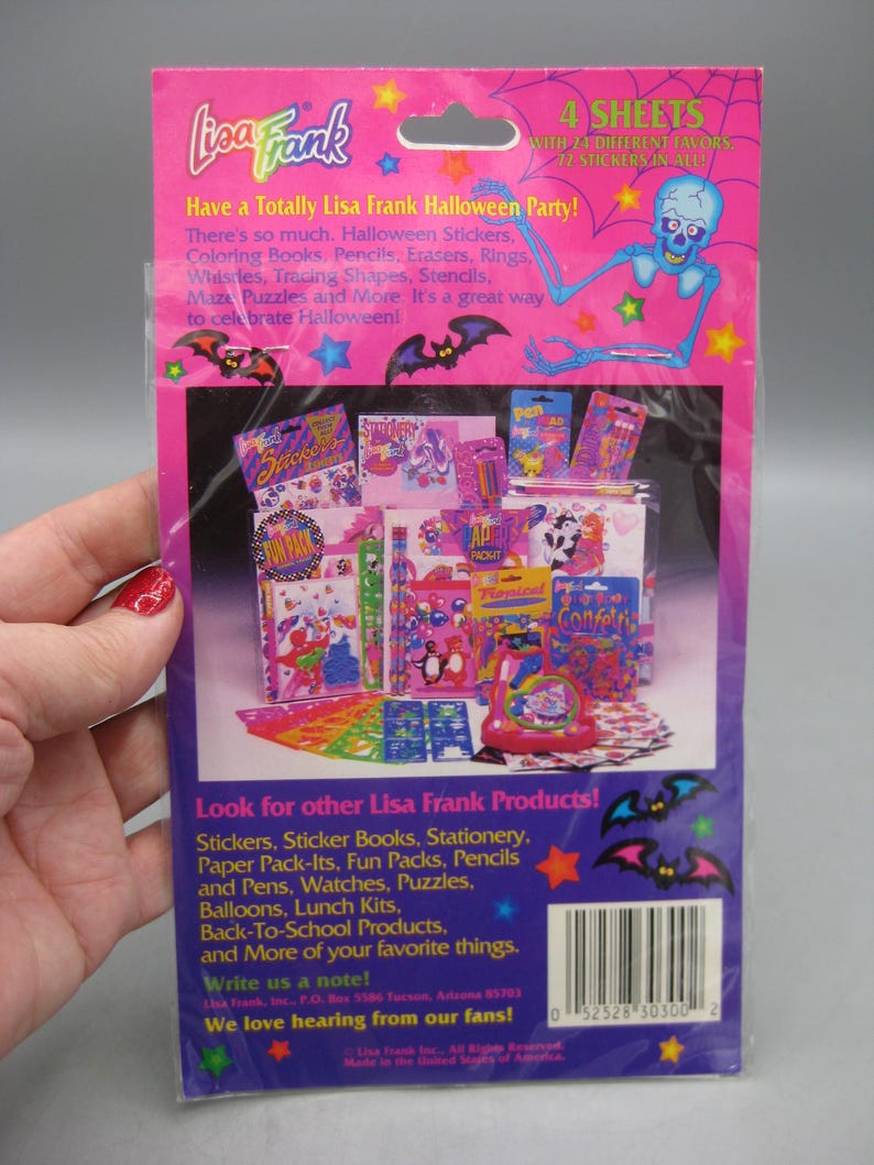 Puede incluir: Un paquete de pegatinas de Lisa Frank con tem&aacute;tica de Halloween, con un fondo rosa y morado. El paquete presenta una ilustraci&oacute;n de esqueleto, murci&eacute;lagos y varias pegatinas. El texto incluye "&iexcl;4 hojas con 77 pegatinas en total!"