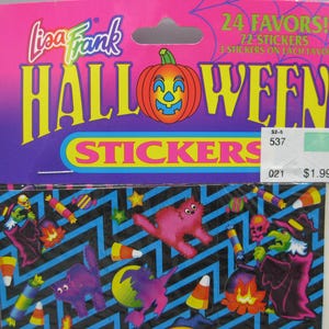 Puede incluir: Una hoja de pegatinas de Halloween de Lisa Frank con un dise&ntilde;o rosa, morado y amarillo. La hoja presenta una calabaza, gatos, brujas y caramelos de ma&iacute;z. El embalaje dice "24 Favores! 72 pegatinas, 3 pegatinas en cada favor."