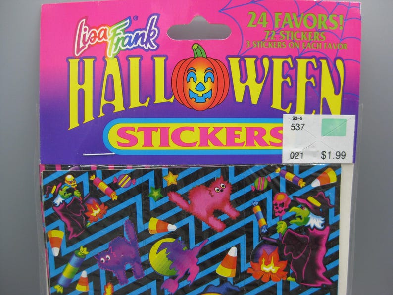 Puede incluir: Una hoja de pegatinas de Halloween de Lisa Frank con un dise&ntilde;o rosa, morado y amarillo. La hoja presenta una calabaza, gatos, brujas y caramelos de ma&iacute;z. El embalaje dice "24 Favores! 72 pegatinas, 3 pegatinas en cada favor."