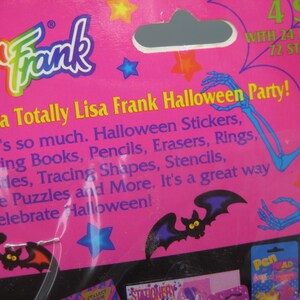 Puede incluir: Un juego de papeler&iacute;a rosa de Lisa Frank con tem&aacute;tica de Halloween. El embalaje presenta el logotipo de Lisa Frank, murci&eacute;lagos, estrellas e ilustraciones de esqueletos. El texto incluye "Pegatinas de Halloween, Libros para colorear, L&aacute;pices, Gomas de borrar, Anillos, Silbatos, Formas de trazado, Plantillas, Rompecabezas de laberintos y m&aacute;s."
